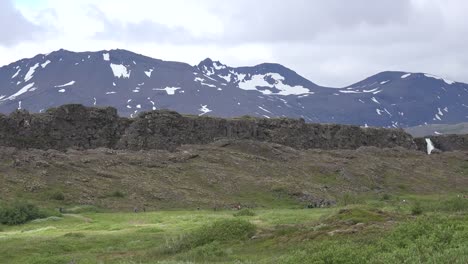 Island-Pingvellir-Verwerfung-Steilhang-Entlang-Der-Plattengrenze-Mit-Wasserfall-With