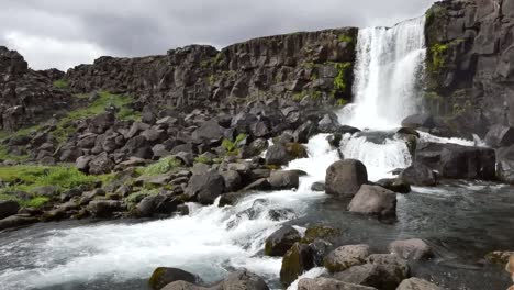 Island-Pingvellir-Oxararfoss-Wasserfall-Ergießt-Sich-über-Die-Spalte