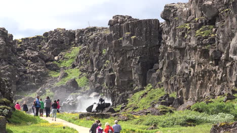Island-Pingvellir-Klippen-Des-Riss-In-Der-Nähe-Des-Wasserfalls
