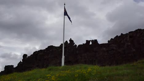 Island-Pingvellir-Flagge-Und-Grauer-Himmel