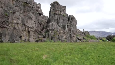 Island-Pingvellir-Zerklüftete-Felsen