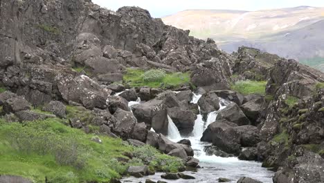 Island-Pingvellir-Kleiner-Wasserfall-Am-Bach