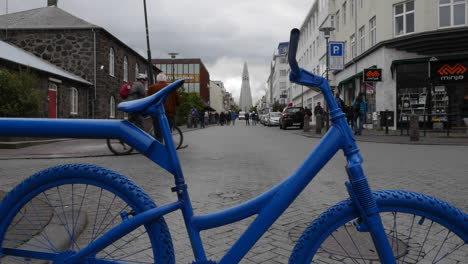 Islandia-Bicicleta-De-Reykjavik-Enmarca-Escena-Callejera-Con-Iglesia