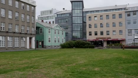 Islandia-Reykjavik-Edificios-Alrededor-De-Un-área-Cubierta-De-Hierba