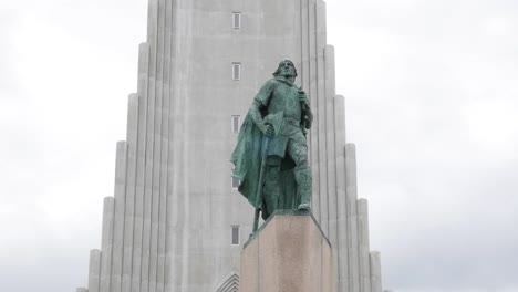 Islandia-Reykjavik-Catedral-Y-Estatua-De-Leif-Erikson