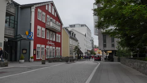 Islandia-Reykjavik-Street-Con-Edificio-Rojo