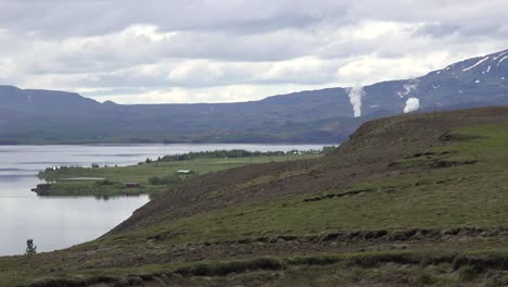 Island-Blick-Auf-Den-See-Pingvallavtn-Mit-Entfernten-Dampfwolken-Pan