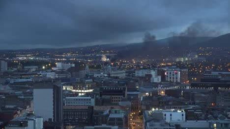 Nordirland-Belfast-Elfte-Nacht-Lagerfeuer-Und-Aufstieg-Kugel-Skulptur-Ansicht