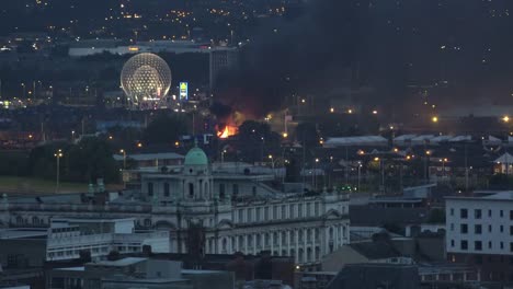 Nordirland-Belfast-Elfte-Nacht-Lagerfeuer-Und-Risskugelskulptur