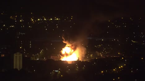 Nordirland-Belfast-Riesenfeuer-In-Westbelfast-In-Der-Elften-Nacht