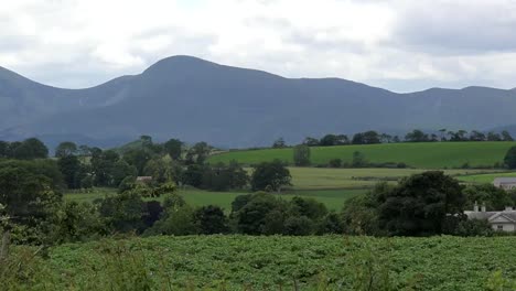 Nordirland-Berge-Von-Morgen-über-Felder-Panne