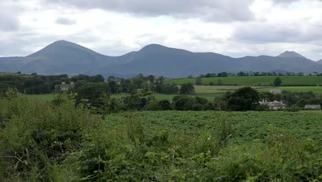 Nordirland-Berge-Von-Morgen-über-Felder