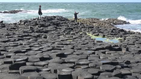 Columnas-De-Basalto-Del-Norte-De-Irlanda-Y-Mar-En-La-Calzada-De-Los-Gigantes-Acercar