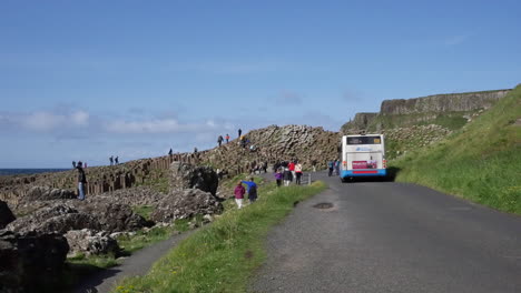 Autobús-De-Irlanda-Del-Norte-En-Camino-A-La-Calzada-De-Los-Gigantes