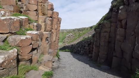 Nordirland-Pfad-Durch-Basaltsäulen-Am-Giants-Causeway