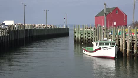 Canada-Bay-Of-Fundy-Barn-And-White-Boat-Halls-Harbour-High-Tide