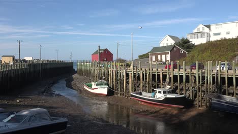 Kanada-Bay-Of-Fundy-Boote-Angedockt-Hallen-Hafen-Flauschige-Wolken-Ebbe