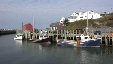 Kanada-Bay-Of-Fundy-Boote-Angedockt-An-Hallen-Hafen-Wolken-Flut