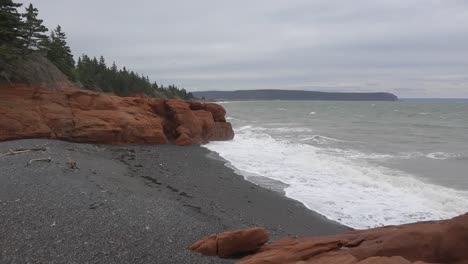 Kanada-Bay-Of-Fundy-Red-Rocks-Und-Kiesstrand