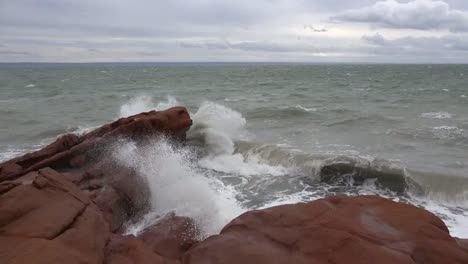 Kanada-Bay-Of-Fundy-Wellen-Brechen-Auf-Roten-Felsen-Rock