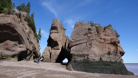 Canada-New-Brunswick-Hopewell-Rocks-Good-View-With-Tourists