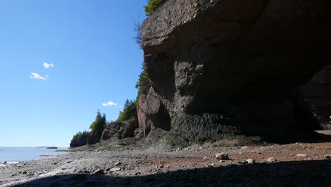 Canadá-Nuevo-Brunswick-Hopewell-Rocas-Personas-Entran-En-La-Cueva-Del-Mar