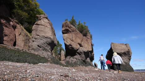 Canadá-Nuevo-Brunswick-Hopewell-Rocas-Turistas-Caminan-Hacia-Brecha-En-Rocas