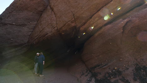 Kanada-New-Brunswick-Sea-Cave-Bei-Hopewell-Rocks-Mit-Menschen-Und-Sonnenflecken