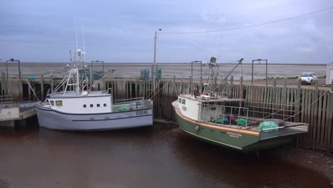 Kanada-Nova-Scotia-New-Yarmouth-Ebbe-Schönes-Boot-Mit-Grünem-Rumpf