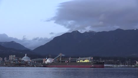 Kanada-Vancouver-Schiff-Im-Hafen-Am-Abend