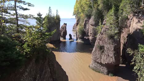 Canada-Tide-High-At-Hopewell-Rocks