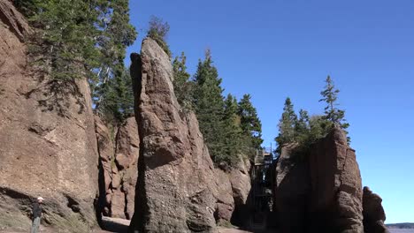 Canadá-Se-Inclina-Hacia-Arriba-De-Las-Mujeres-En-La-Playa-En-Hopewell-Rocks