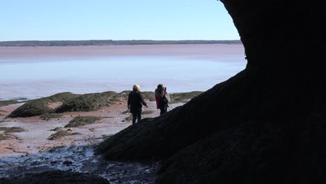 Canada-Women-By-The-Bay-Of-Fundy