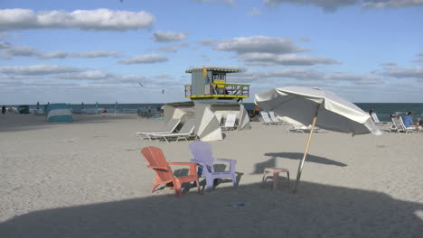 Florida-Miami-Strandkörbe-Und-Rettungsschwimmer-Stehen-4k