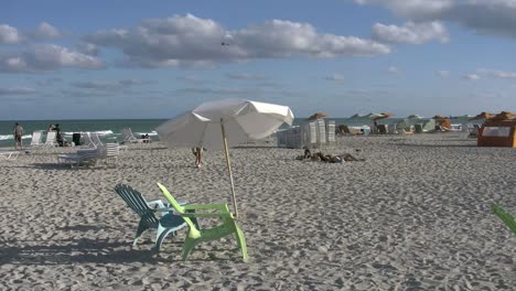 Florida-Miami-Sillas-De-Playa-Y-Sombrillas-4k