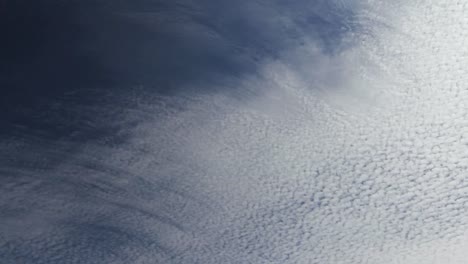 Cirrocumuluswolken-In-Großer-Höhe-Bewegen-Sich-Im-Zeitraffer-über-Den-Himmel