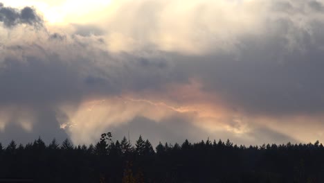 Oregon-Wolken-Und-Dunstige-Sonnenstrahlen-Vorbei-An-Bäumen