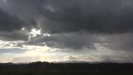 Oregon-Dunkle-Wolken-Und-Vögel-über-Feldklang