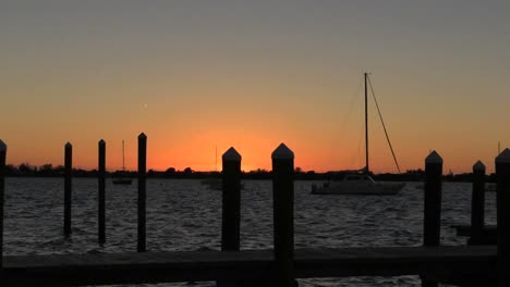 Florida-Key-Largo-Sonnenuntergang-Mit-Pier-Und-Segelboot