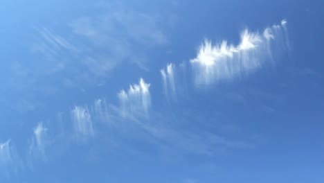 Höhen-Cirrus-Wolken-Mit-Fallstreifen-Alle-In-Einer-Reihe