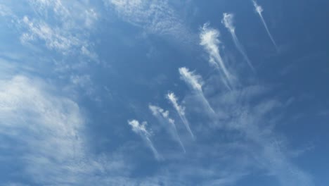 Wolken-In-Großer-Höhe-Mit-Offensichtlichen-Stutenschwänzen