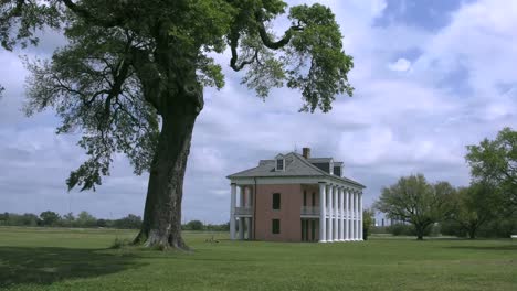 Louisiana-Chalmette-Plantation-Style-House-With-Tree