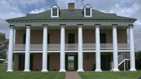 Louisiana-Malus-Beauregard-House-&-Columns