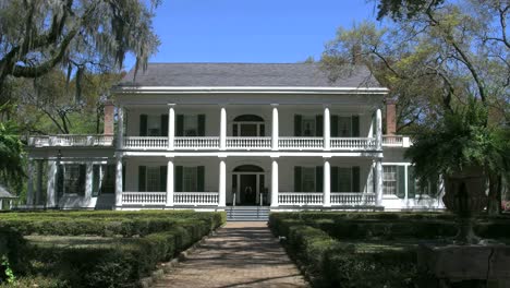 Louisiana-Rosedown-Plantation-House-With-Porches