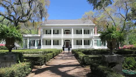 Louisiana-Rosedown-Plantation-House-With-Tourists-On-Walkway