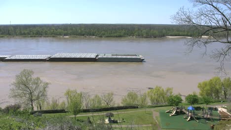 Mississippi-Vicksburg-Barge-Chugging-Up-River