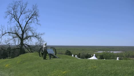 Mississippi-Vicksburg-Battlefield-Cannon-Inspected-By-Tourist-4k