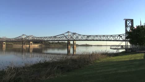 Mississippi-Flussbrücke-Bei-Natchez