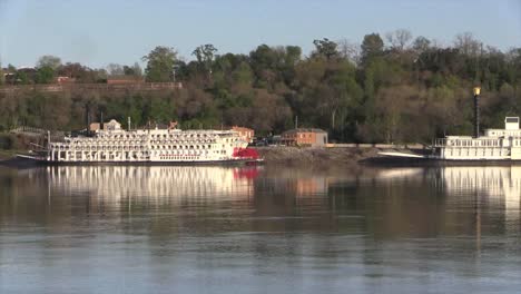 Mississippi-Fluss-Ausflugsboot-Bei-Natchez-Unter-Dem-Hügel-Verkleinern