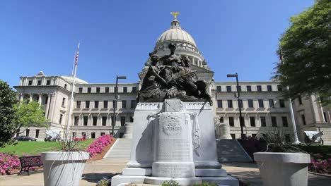 Mississippi-Statehouse-Estatua-En-Honor-A-Nuestras-Madres